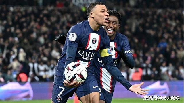 包含巴黎圣日耳曼主场大胜，稳固联赛前三位置的词条