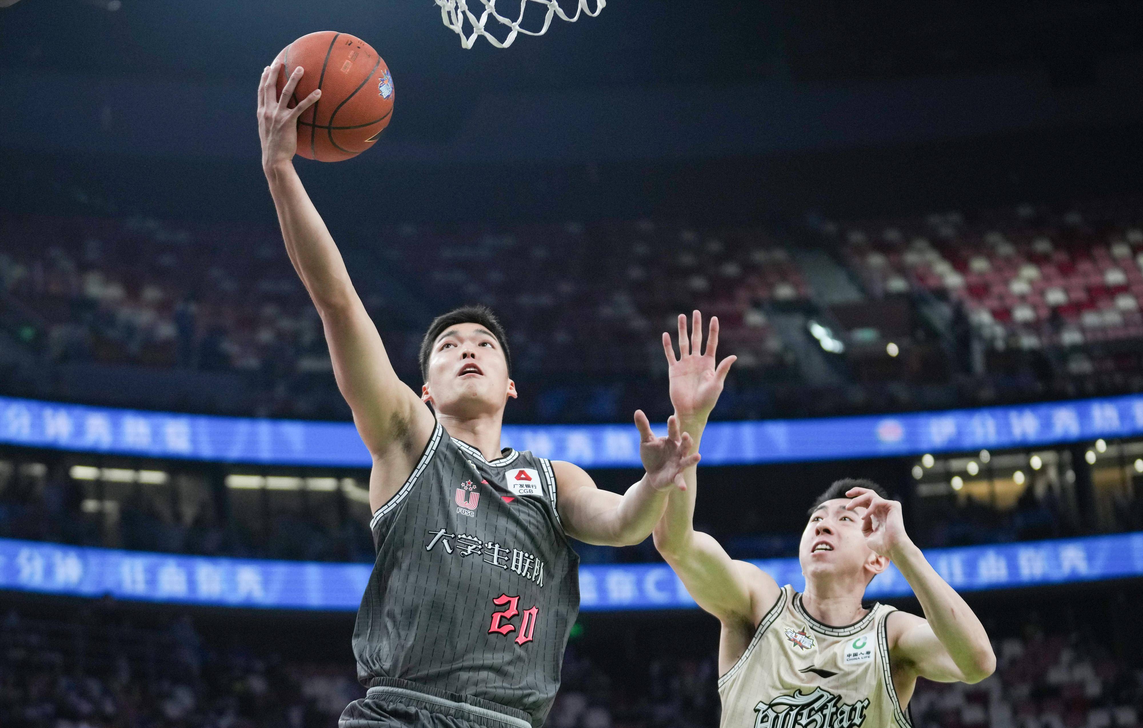 球员在比赛中突破对手防守，完成漂亮上篮