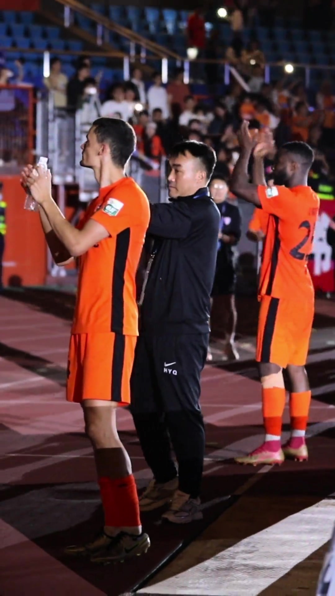 比赛现场充满激烈气氛，观众齐声呼喊助威的简单介绍