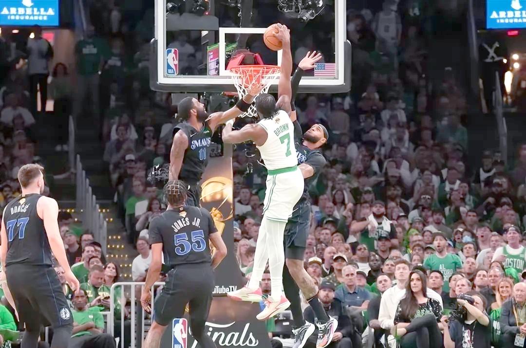 波尔津吉斯狂砍格林分，逆转取胜迎来新赛季高光！